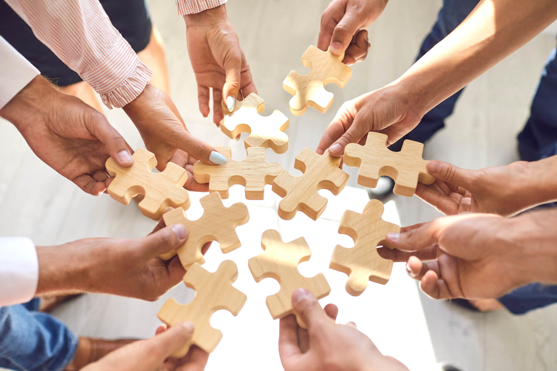 Team arbeitet gemeinsam an CRM-Strategie – Symbol für Angebotserstellung und Beratung mit Microsoft Dynamics 365